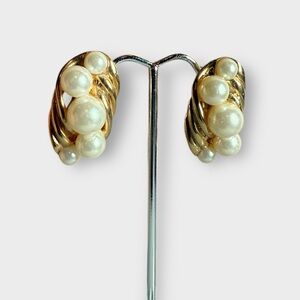 Vintage 1980s Gold Tone & Faux Pearl Abstract Design Clip On Earrings
